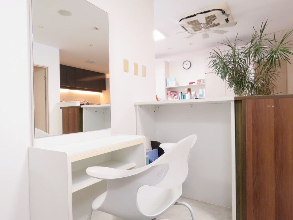 マツエクサロンを一人で開業する時に知っておくべきことは？メリット/デメリットについても解説