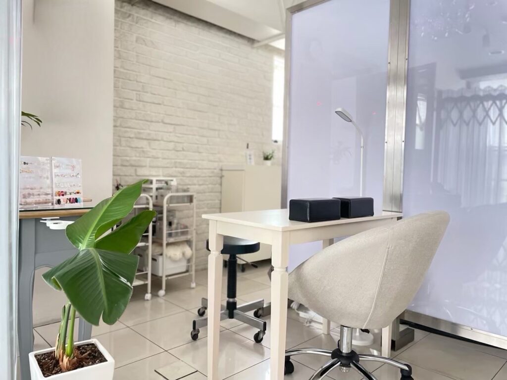 個人経営のネイリストはどのくらいの収入になる？目安と収入UPの方法についても解説