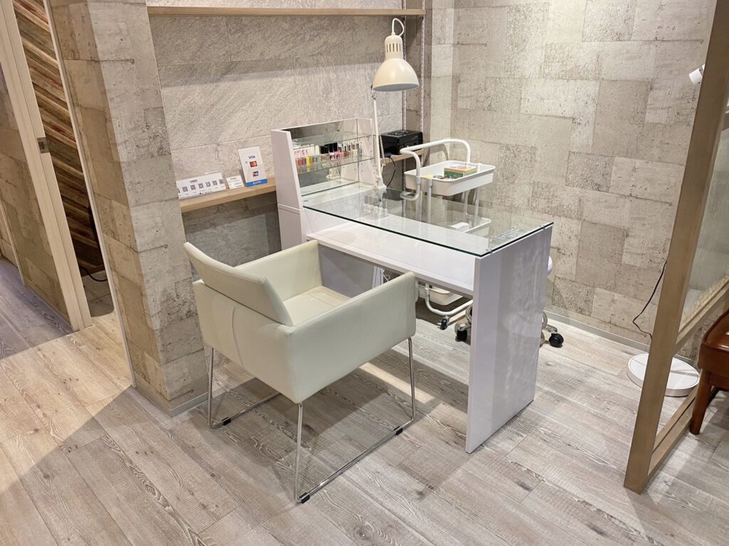 ネイルサロンに必要なインテリアとは？理想の内装を低コストで実現する方法